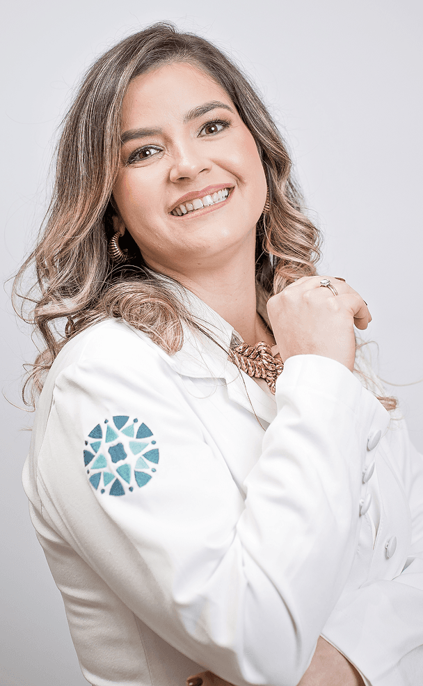 Dra. Charliana Uchôa em postura clínica, com jaleco branco