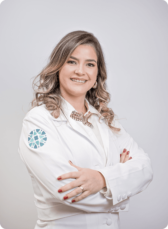 Dra. Charliana Uchôa, médica gastroenterologista, em retrato profissional